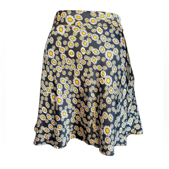 FREE PEOPLE Phoebe Daisy-print Mini Skirt
In Black and yellow sz 10 preloved - Picture 2 of 9